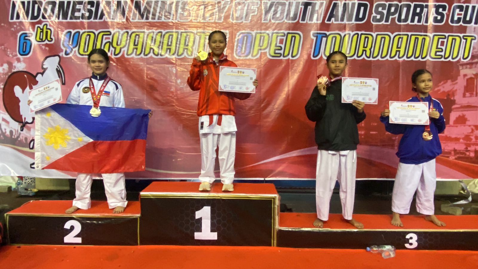 Juara 1 Pertandingan Karate Kelas Kumite Perorangan -35 kg Putri Yogyakarta Open Tournament International Championship VI Tahun 2026 Juara 1 Pertandingan Karate Kelas Kumite Perorangan -35 kg Putri Yogyakarta Open Tournament International Championship VI Tahun 2026